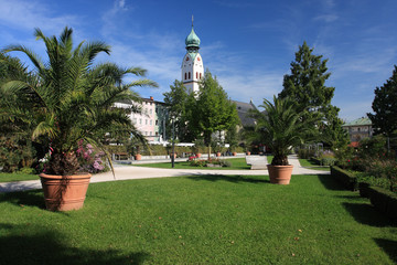 Riedergarten und Sankt Nikolaus Kirche in Rosenheim.