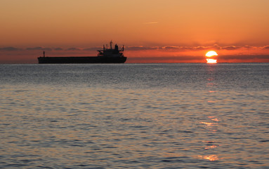 Fototapeta premium buque al amanecer 2