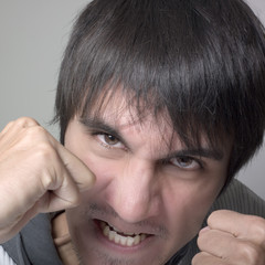 jeune homme agressivité