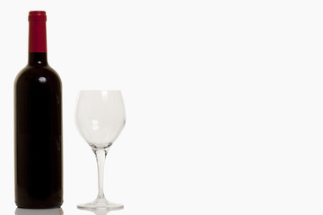 Rotweinflasche mit Glas