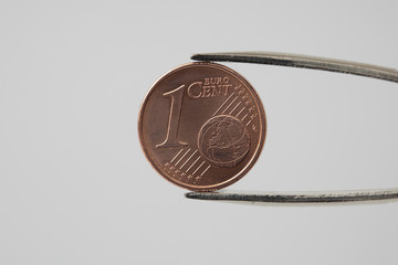 Euro cent Münze in Pinzette