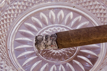 zigarre im aschenbecher