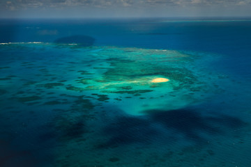 Fototapeta na wymiar Widok z lotu ptaka Upolu Cay na Wielkiej Rafie Koralowej