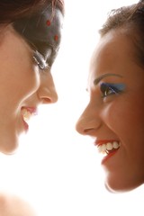 2 junge lachende geschminkte Frauen