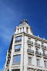 Fototapeta na wymiar Un bel immeuble à Madrid