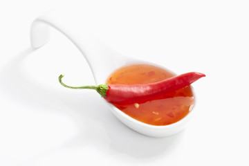 rote Pepperoni in scharfer Salsa