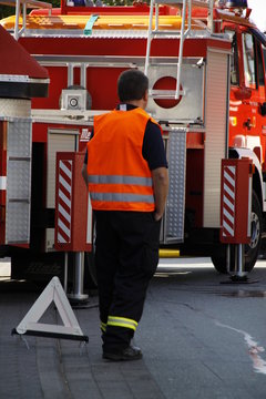 Feuerwehrmann mit Warnweste