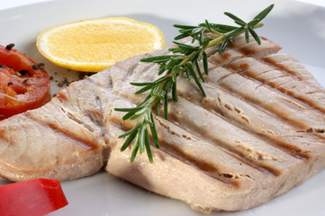 tuna steak with red paprika and lemon
