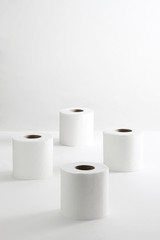 papel higiénico blanco rollos