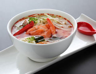 ramen  japanische nudelsuppe mit garnelen