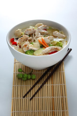 ramen  japanische nudelsuppe mit huhn