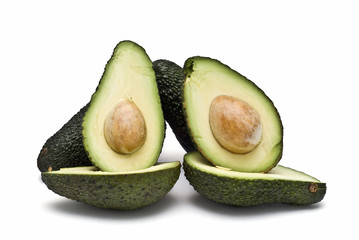 Aguacates sobre su mitad.