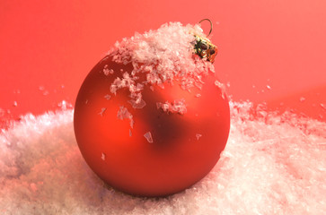 Christbaumkugel im Schnee