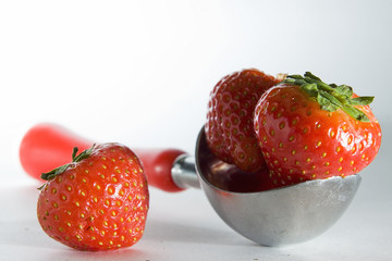 fresas y cucharón de helado