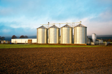Silo in wunderbarer Landschaft mit dramatischem Himmel