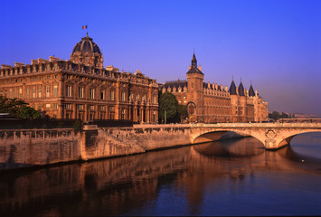 Fototapeta na wymiar Francja, Paryż: concierge, sąd coommerce i most każdego