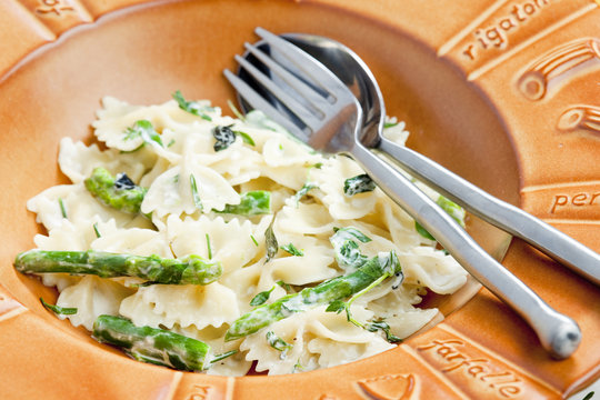 pasta farfalle with asparagus and rosemary