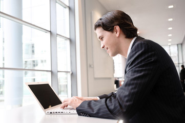 geschäftsmann freut sich beim surfen mit laptop