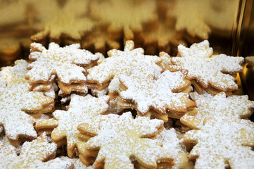 Gefüllte Ahornblätter-Weihnachtskekse in einer Keksdose