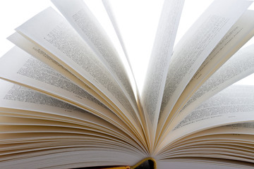 Bücher liegen aufgeschlagen auf weißem Hintergund