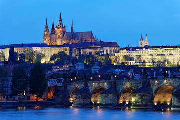 Naklejka premium Prag, Karlsbrücke und Prager Burg Hradschin bei Nacht