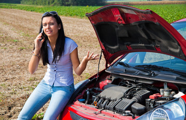 Frau hat bei ihrem Auto eine Panne. Motorschaden