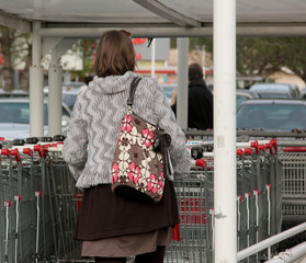ranger un caddie sur le parking