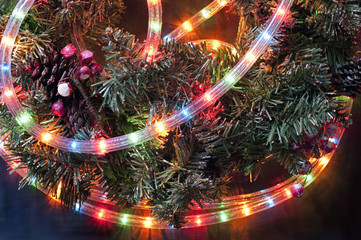 Obraz na płótnie Canvas Szczegóły na Boże Narodzenie wieniec z kolorowych migoczących świateł RUR
