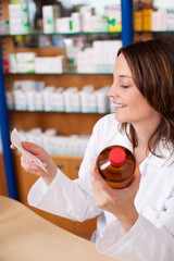 apothekerin mit rezept