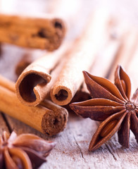 zimtstangen und sternanis