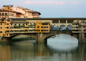 Fototapeta na wymiar Florencja - widok na rzekę Arno i Ponte Vecchio