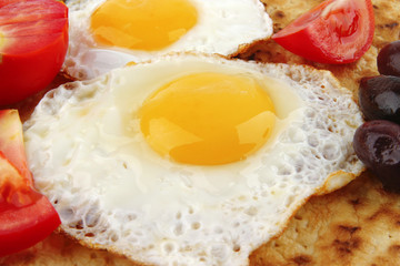 fried eggs with tomato