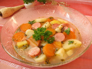 Gemüsesuppe mit Pastinake und Wurzelpetersilie