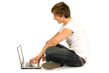 Naklejka premium Young man using laptop
