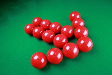 Red snooker balls with arrow shape on green background