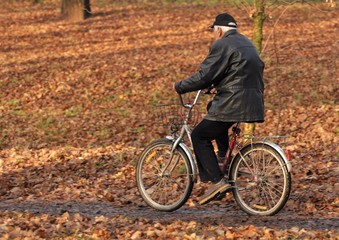 Fototapeta na wymiar retraité sur un vélo