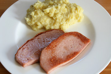 Leberkäse mit Kartoffelpüree