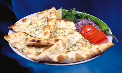Peynirli Pide with Cheese mit Käse