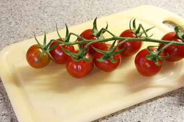 Rispentomaten mit Küchenbrett