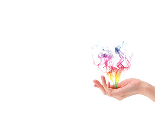 Mano con fumi colorati