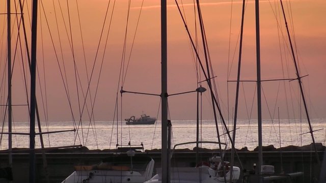 PESQUERO NAVEGANDO FRENTE PUERTO DEPORTIVO