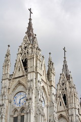 Fototapeta na wymiar Basilica del Voto Nacional w Quito, Ekwador