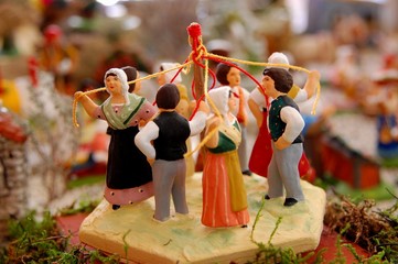 santons "danse des cordelles"