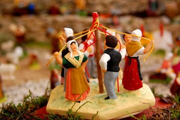 santons "danse des cordelles"