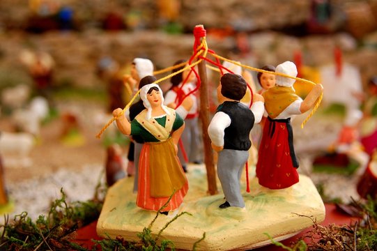 santons "danse des cordelles"