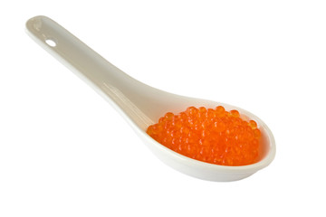 Kaviar vom Lachs in einem Löffel isoliert