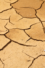 Trockene, rissige rote Erde