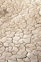 Trockene, rissige Erde