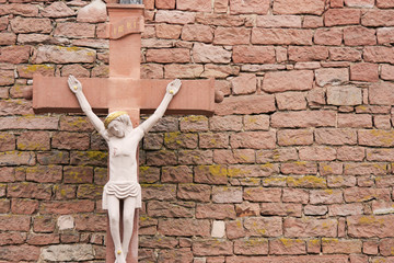 Christusfigur an einem Wegkreuz