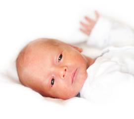 Neugeborenes Baby in weißem Hemdchen